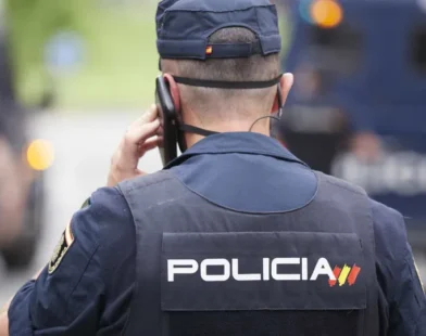Homem mata ex-mulher na rua na Espanha; testemunhas acorrentam suspeito
