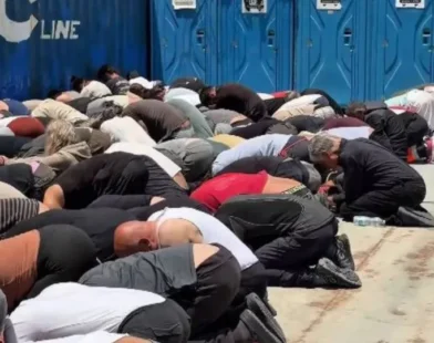 Israel deporta ativistas após vídeo do grupo amarrado e ajoelhado causar crise diplomática