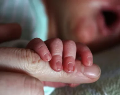 Justiça condena hospital de Goiás por troca de bebês