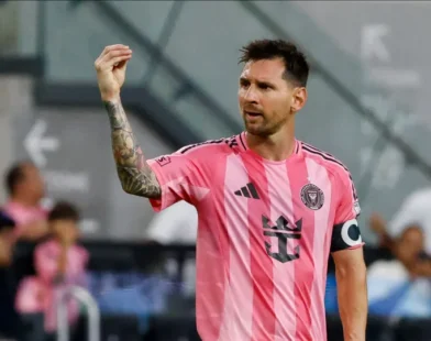 Messi tem inflamação na coxa e pode perder amistosos da seleção, diz jornal