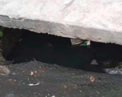 Moradores denunciam água parada em boca de lobo no Granbery