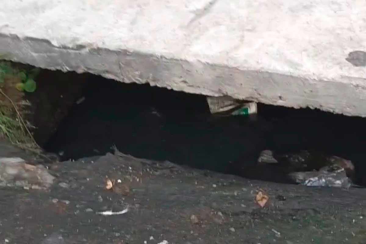 Moradores denunciam água parada em boca de lobo no Granbery