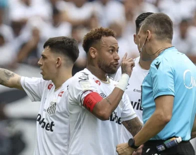 Neymar deixa jogo após erro da arbitragem e Santos é atropelado pelo Coxa