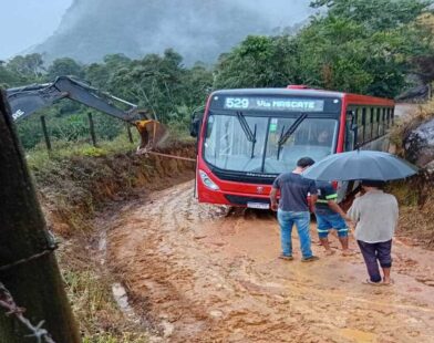 Ônibus atola após chuva e Prefeitura suspende parte da linha 529 em Juiz de Fora