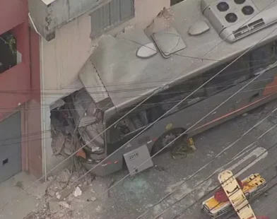 Ônibus invade sobrado e deixa sete feridos na zona oeste de SP