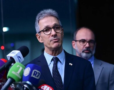 Romeu Zema volta a subir o tom e faz nova crítica a Flávio Bolsonaro