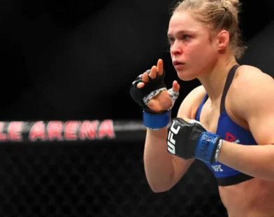 Ronda Rousey finaliza luta em 17 segundos no retorno das lendas do MMA feminino