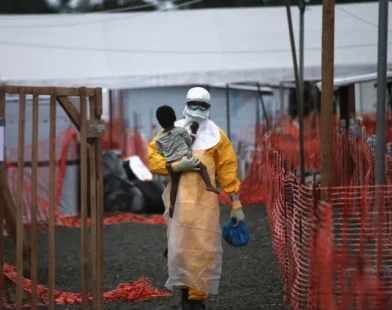 Surto de ebola: EUA restringem entrada de viajantes de 3 países africanos; veja quais