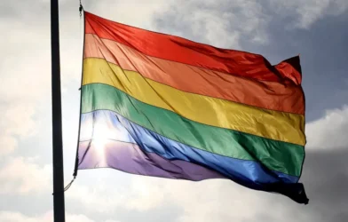 Vaticano publica documento sobre inclusão de LGBTQIA+ e com críticas à 'cura gay'