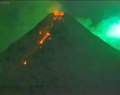 Vídeo mostra meteoro cruzando céu durante erupção de vulcão nas Filipinas