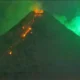 Vídeo mostra meteoro cruzando céu durante erupção de vulcão nas Filipinas