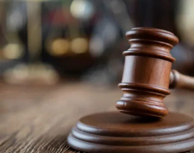 Advogado pede condenação do próprio cliente em SC e surpreende juíza