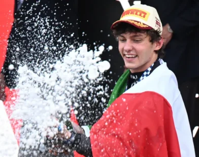 Antonelli vence e vê Russell em 14º em GP recheado de punições em Mônaco