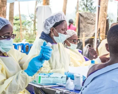 Chefe da OMS diz que 5 pacientes se recuperaram de tipo raro de ebola no Congo