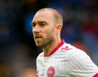 Christian Eriksen desmaia durante jogo da Dinamarca cinco anos após parada cardíaca