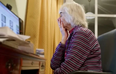 Conheça o casal 60+ que ensina idosos a lidar com tecnologia e evitar golpes