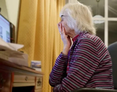 Conheça o casal 60+ que ensina idosos a lidar com tecnologia e evitar golpes