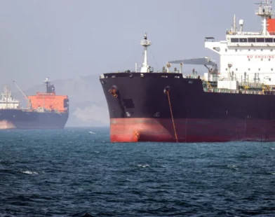 EUA lançam novos ataques contra Irã; forças iranianas fecham Ormuz