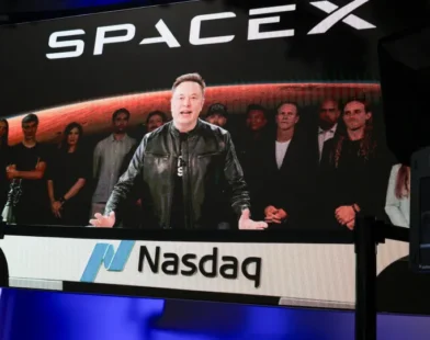 Elon Musk torna-se o 1.º trilionário após entrada da SpaceX na bolsa