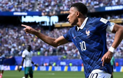 Mbappé faz história e dá vitória a França frente ao Senegal na Copa