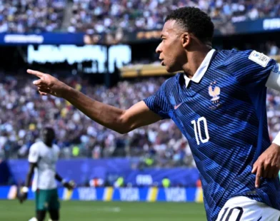 Mbappé faz história e dá vitória a França frente ao Senegal na Copa