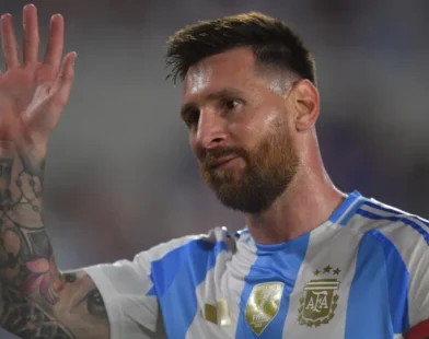 Messi volta e destrava a Argentina, que bate Islândia em despedida pré-Copa