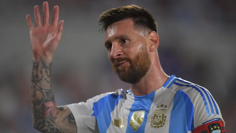 Messi volta e destrava a Argentina, que bate Islândia em despedida pré-Copa