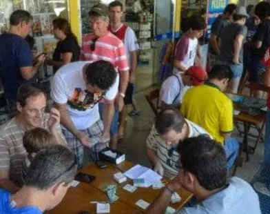 Prefeitura de São Paulo faz distribuição gratuita de álbuns e figurinhas da Copa