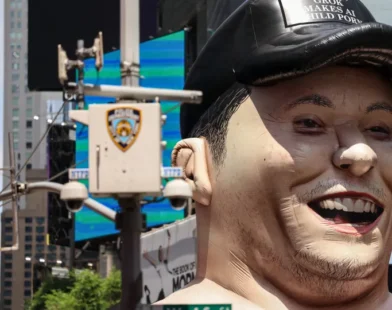 Protesto contra Grok e cetamina leva Musk inflável para ruas de NY
