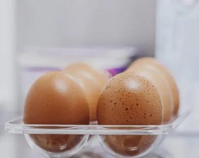 Quanto tempo os ovos duram na geladeira? Saiba como identificar