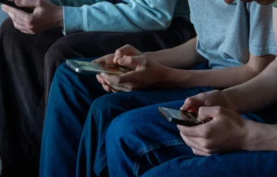 Reino Unido vai anunciar proibição do uso de redes sociais para menores