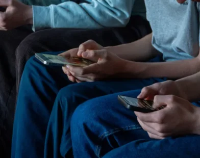 Reino Unido vai anunciar proibição do uso de redes sociais para menores