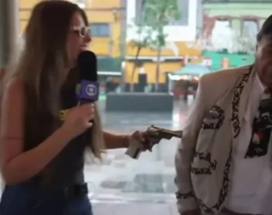 Repórter recebe arma durante transmissão da Copa do Mundo e viraliza nas redes