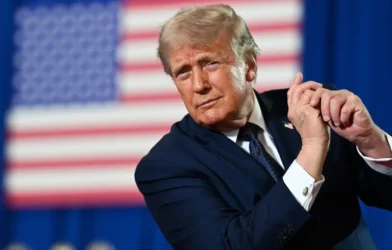 Trump diz que estreito de Hormuz está aberto, enquanto Irã promete cobrar taxas