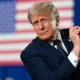 Trump diz que estreito de Hormuz está aberto, enquanto Irã promete cobrar taxas