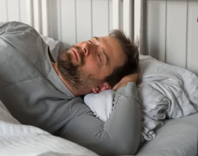 Veja o que acontece com seu corpo ao dormir do lado esquerdo