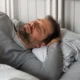Veja o que acontece com seu corpo ao dormir do lado esquerdo