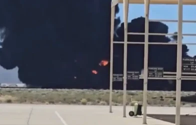 Vídeos mostram destruição deixada após queda de bombardeiro nos EUA