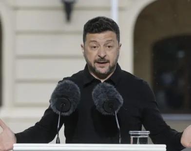 Zelensky chega a Londres para reunião com Starmer, Merz e Macron